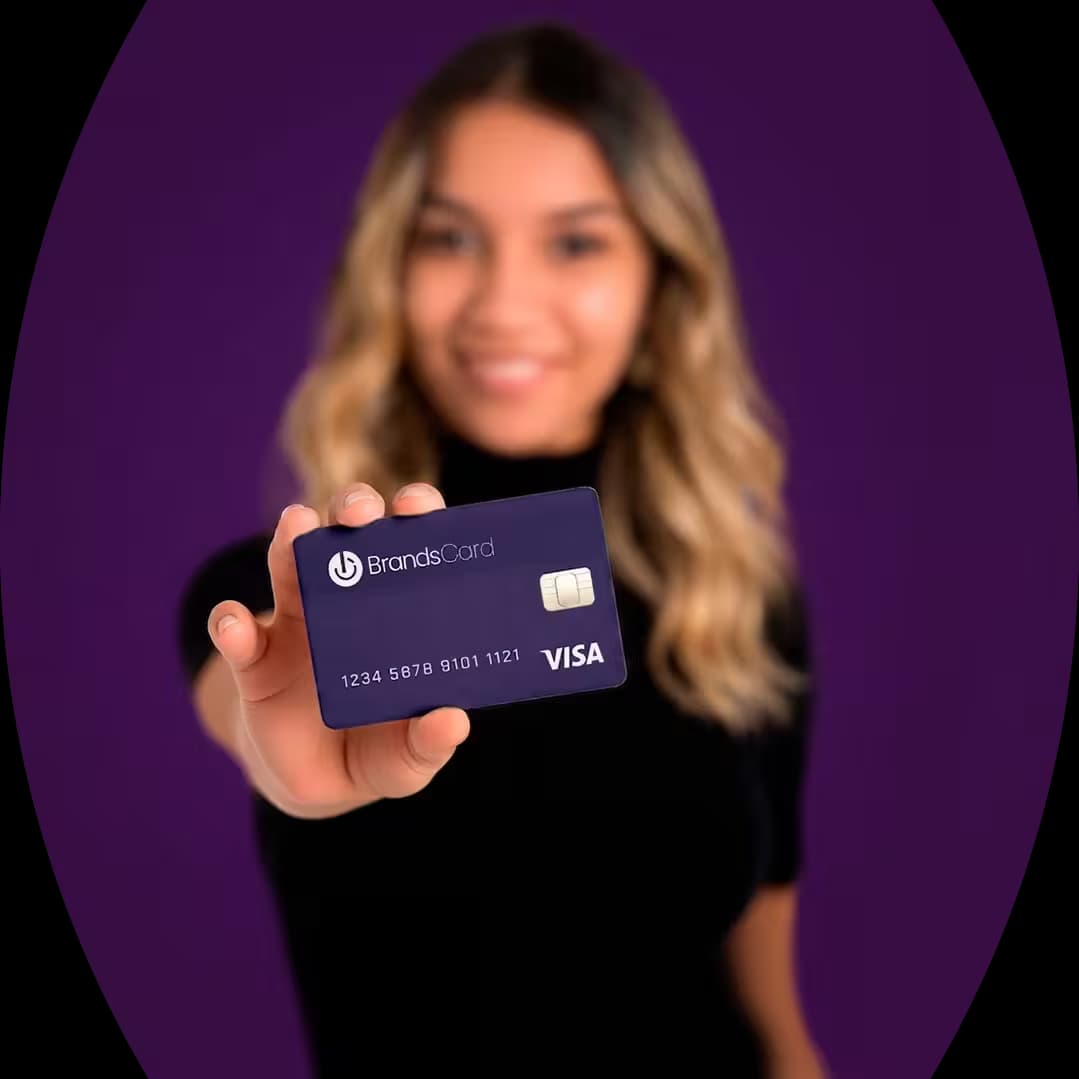 Cliente apresentando cartão BrandsCard